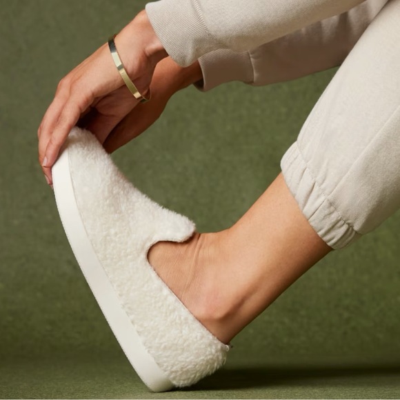 ALLBIRDS Natural White Merino Wool Lounger Fluffs Slip On Shoes Size 8 LIKE NEW - Picture 1 of 11